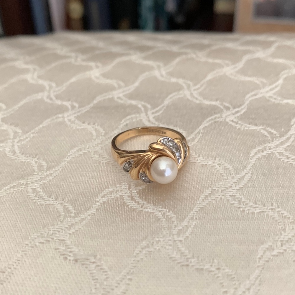 Pearl and diamond ring